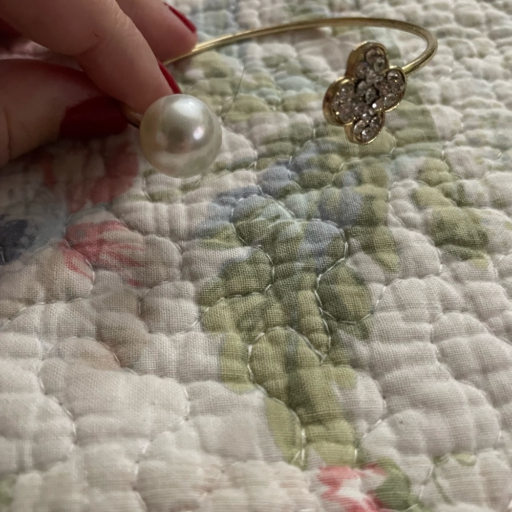 Elegant Gold and Pearl Bracelet